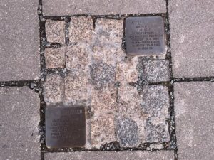 Zwei Stolpersteine auf der Flemmingstraße 8c