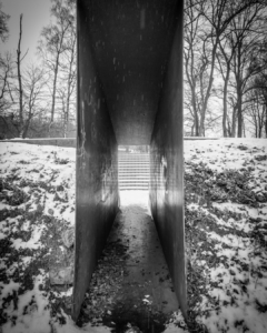 Auf diesem Bild ist der Eingangsbereich zur Skulptur "Memorial to the Victims of Euthanasia" zu sehen. Die beeindruckende Installation wurde im Jahr 2007 in Chemnitz/Altendorf, Flemmingstraße, von den Künstlern Gregor Torsten Kozik und Frank Maibier geschaffen.