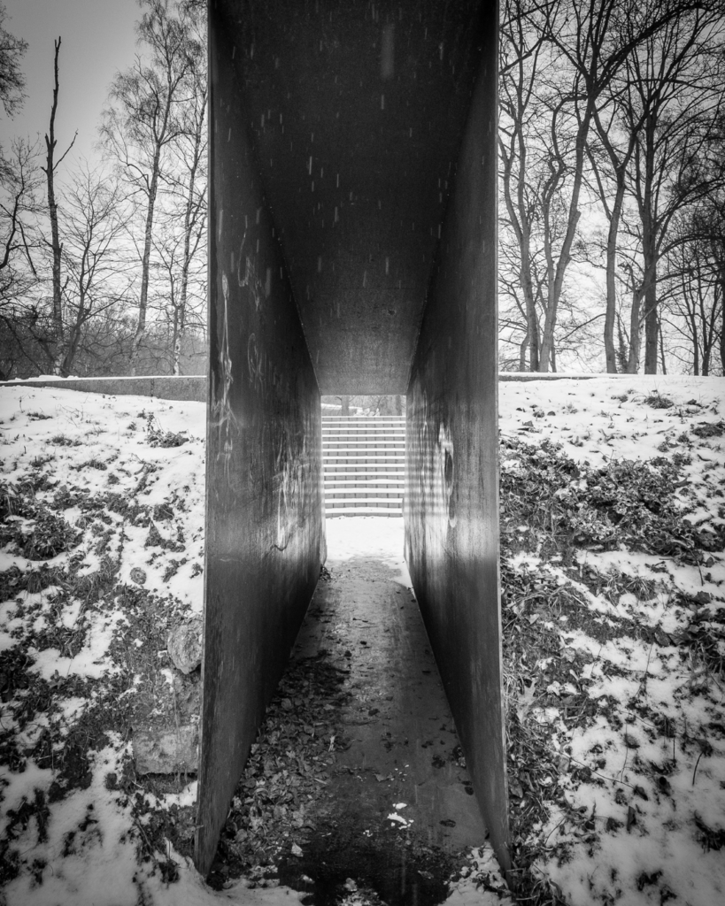 Auf diesem Bild ist der Eingangsbereich zur Skulptur "Memorial to the Victims of Euthanasia" am GEDENKEN zu sehen. Die beeindruckende Installation wurde im Jahr 2007 in Chemnitz/Altendorf, Flemmingstraße, von den Künstlern Gregor Torsten Kozik und Frank Maibier geschaffen.