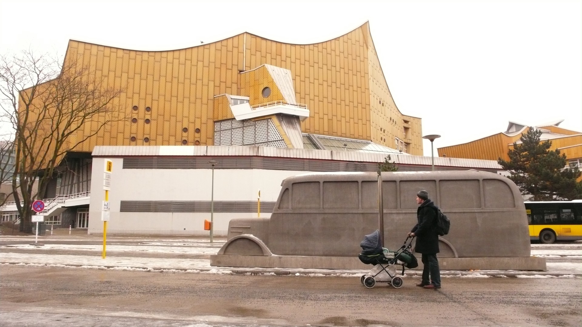 Das Denkmal der Grauen Busse vor der Tiergartenstraße 4 in Berlin
