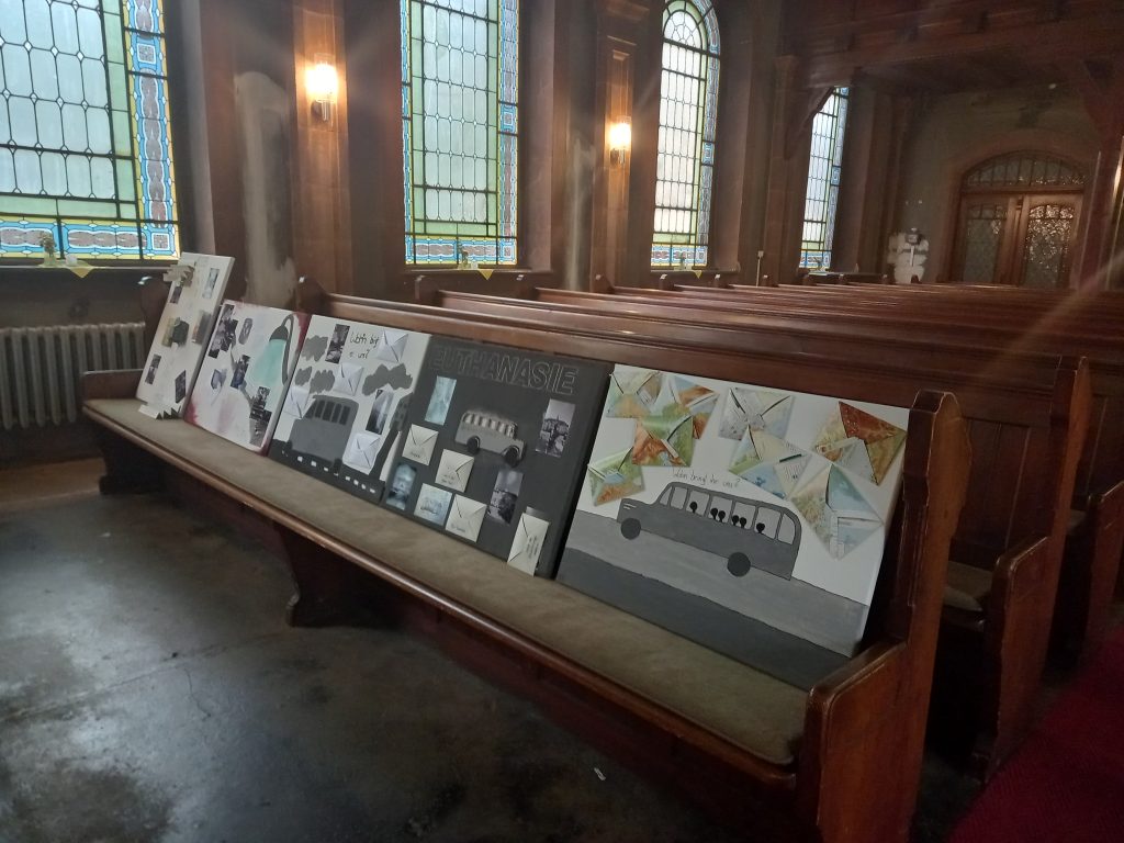 Ausstellung der gestalteten Leinwände in der Reha-Kirche. (2)