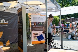 Das Projektteam am Informationsstand von Unantastbar Mensch