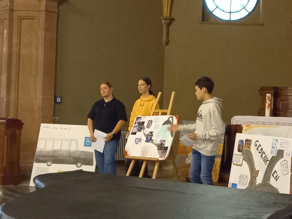 Eine Gruppe stellt ihr Werk vor. (1)