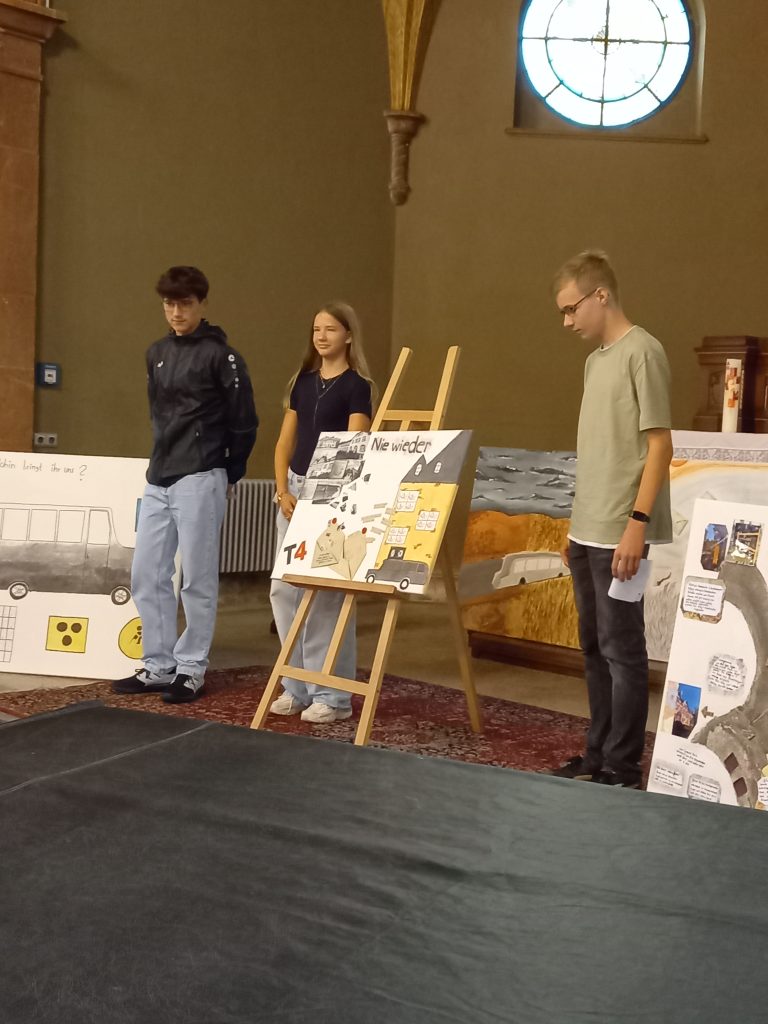 Eine Gruppe stellt ihr Werk vor. (2)