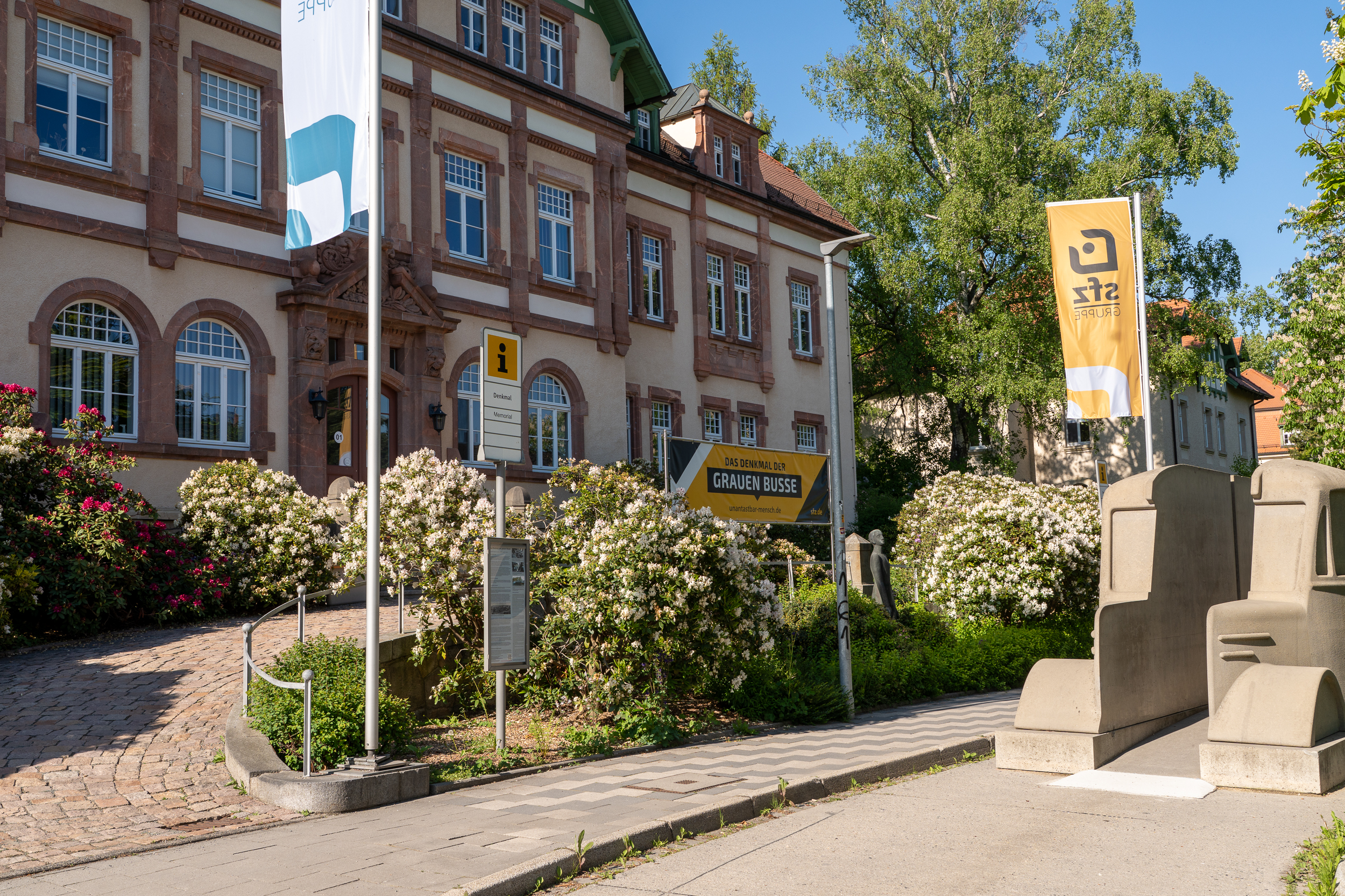 Das Denkmal der Grauen Busse vor dem SFZ in der Flemmingstraße in Chemnitz