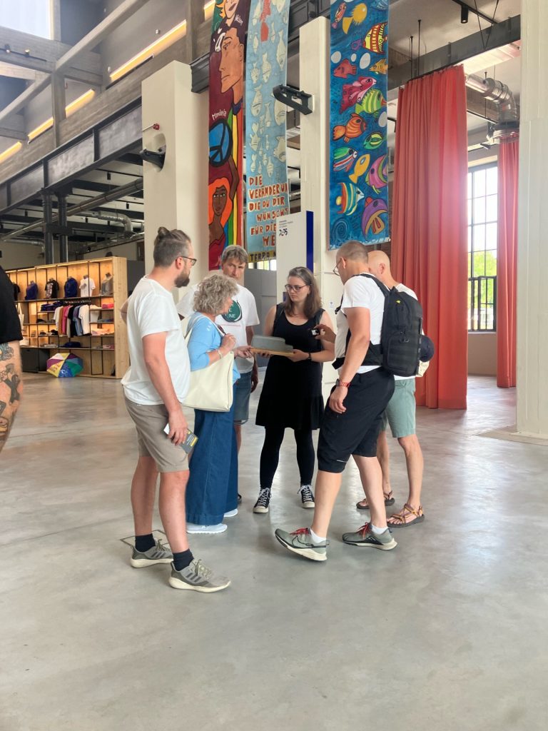 Projektmitarbeitende von Bike-the-Line und Unantastbar Mensch im Gespräch
