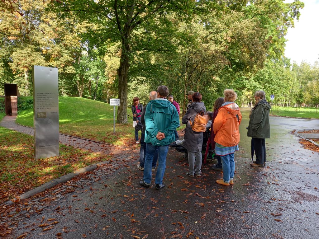 Eine Besuchergruppe steht vor dem Eingang zum GEDENKEN.