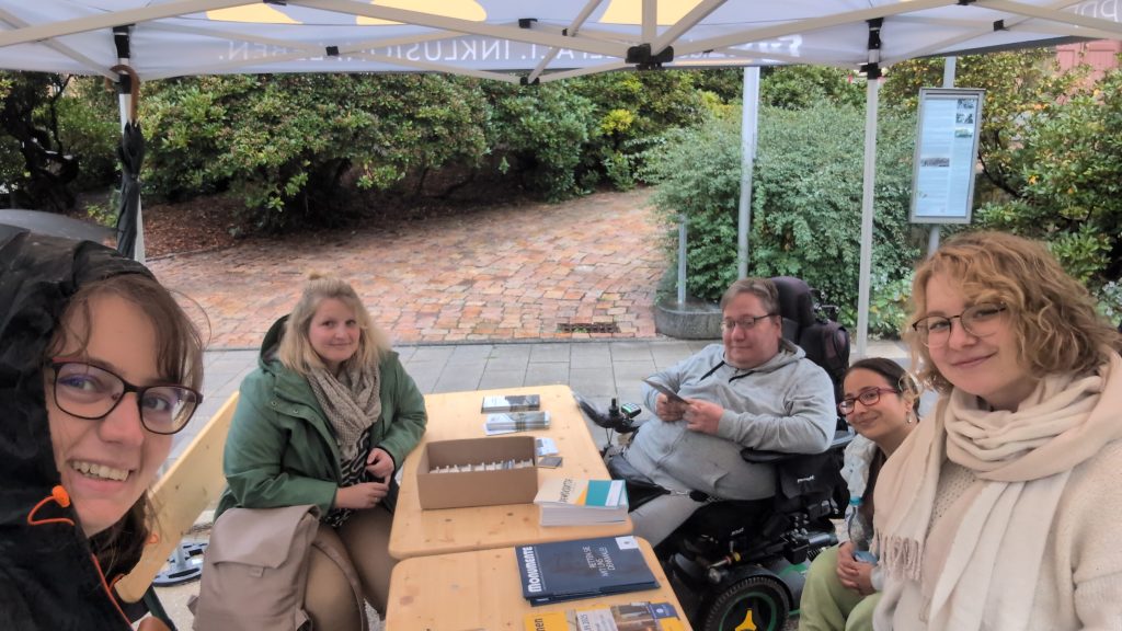 Mitglieder des Netzwerkes "Unantastbar" und Interessenten am Infostand.