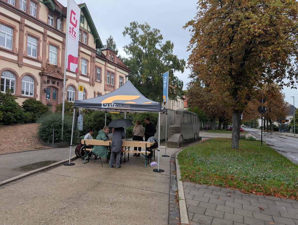 Der Infopoint und das Denkmal der Grauen Busse.
