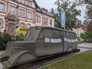 Das Denkmal der Grauen Busse, versehen mit Plakaten