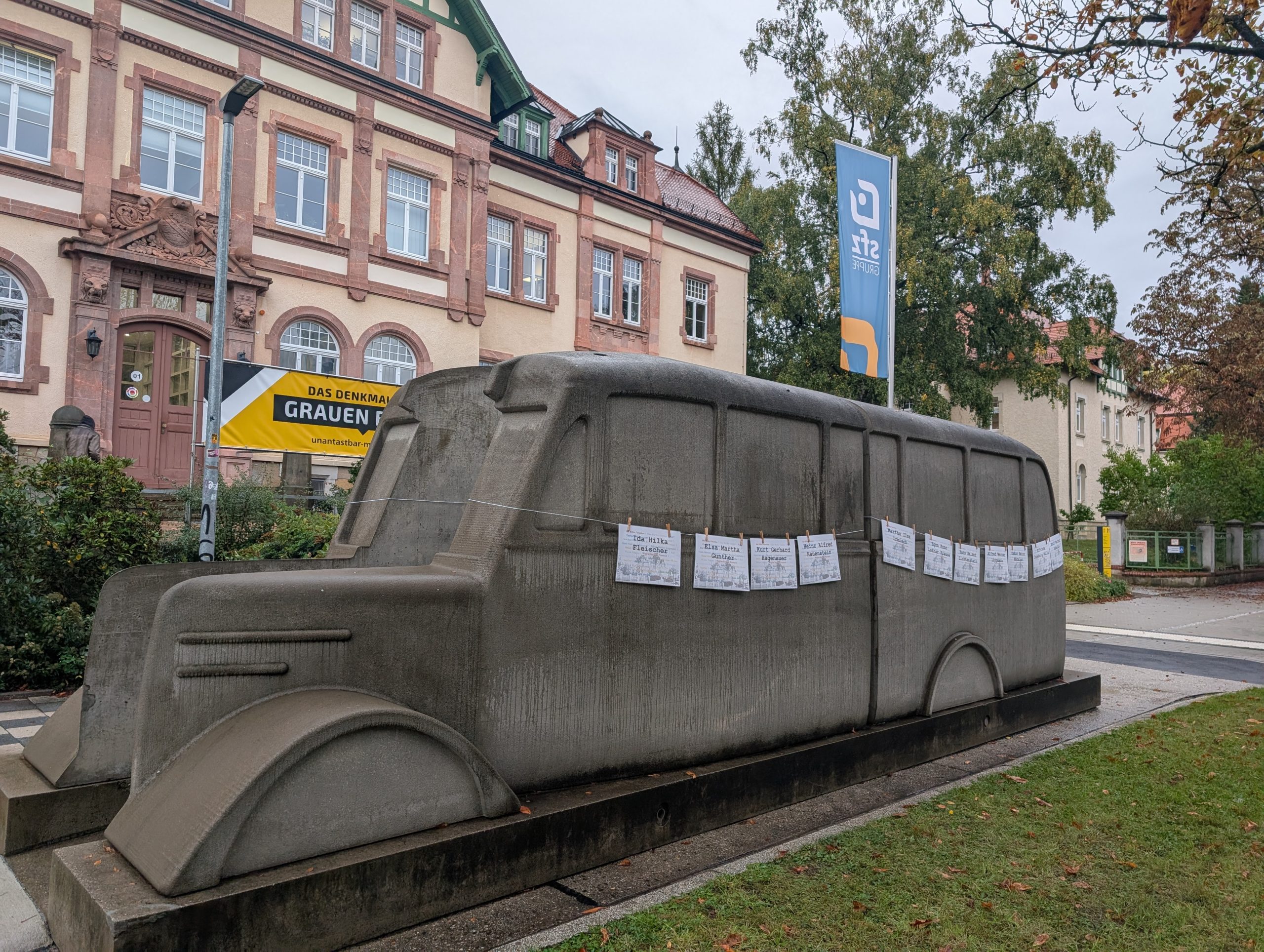 Das Denkmal der Grauen Busse, versehen mit Plakaten