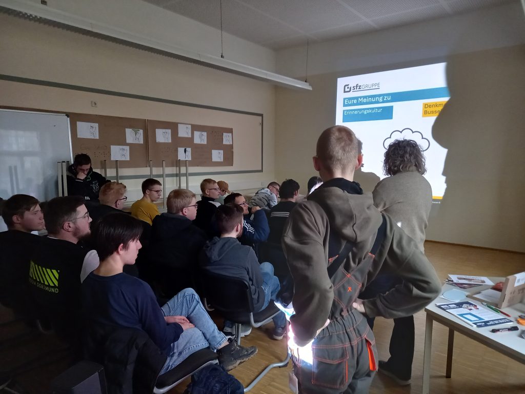 Teilnehmende der Abschlussveranstaltung im Austausch zu Erinnerungskultur