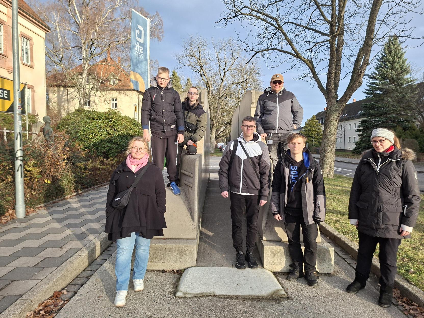 Einige Teilnehmende der Abschlussveranstaltung am Denkmal der Grauen Busse.